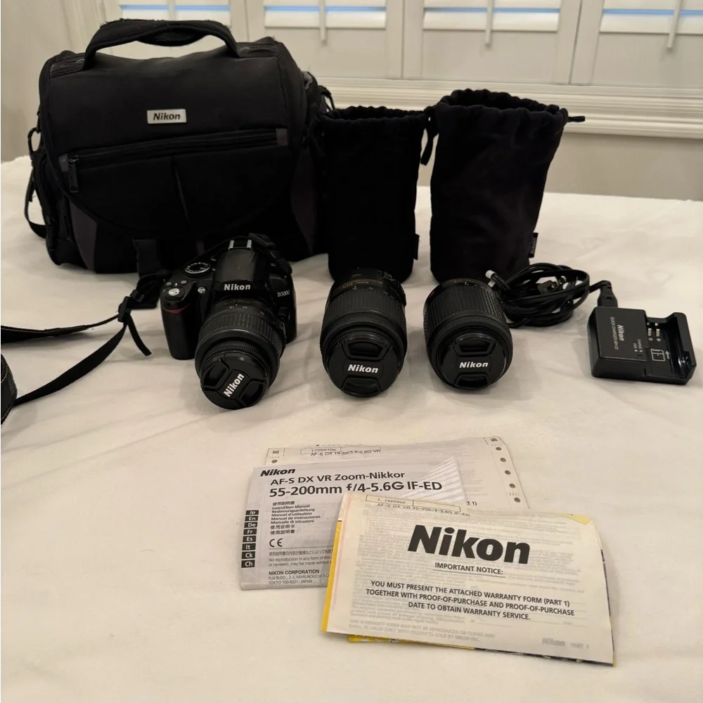 Nikon D3000 AF-S DX Digital VR Camera with 3 zoom lenses